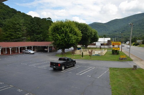 Travelowes Motel - Maggie Valley - image 27