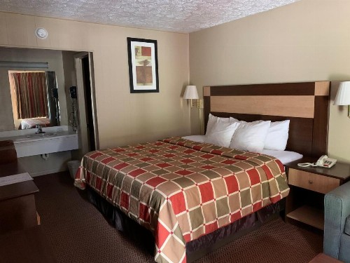 Travelowes Motel - Maggie Valley - image 29