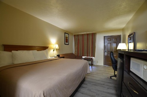 Travelowes Motel - Maggie Valley - image 3