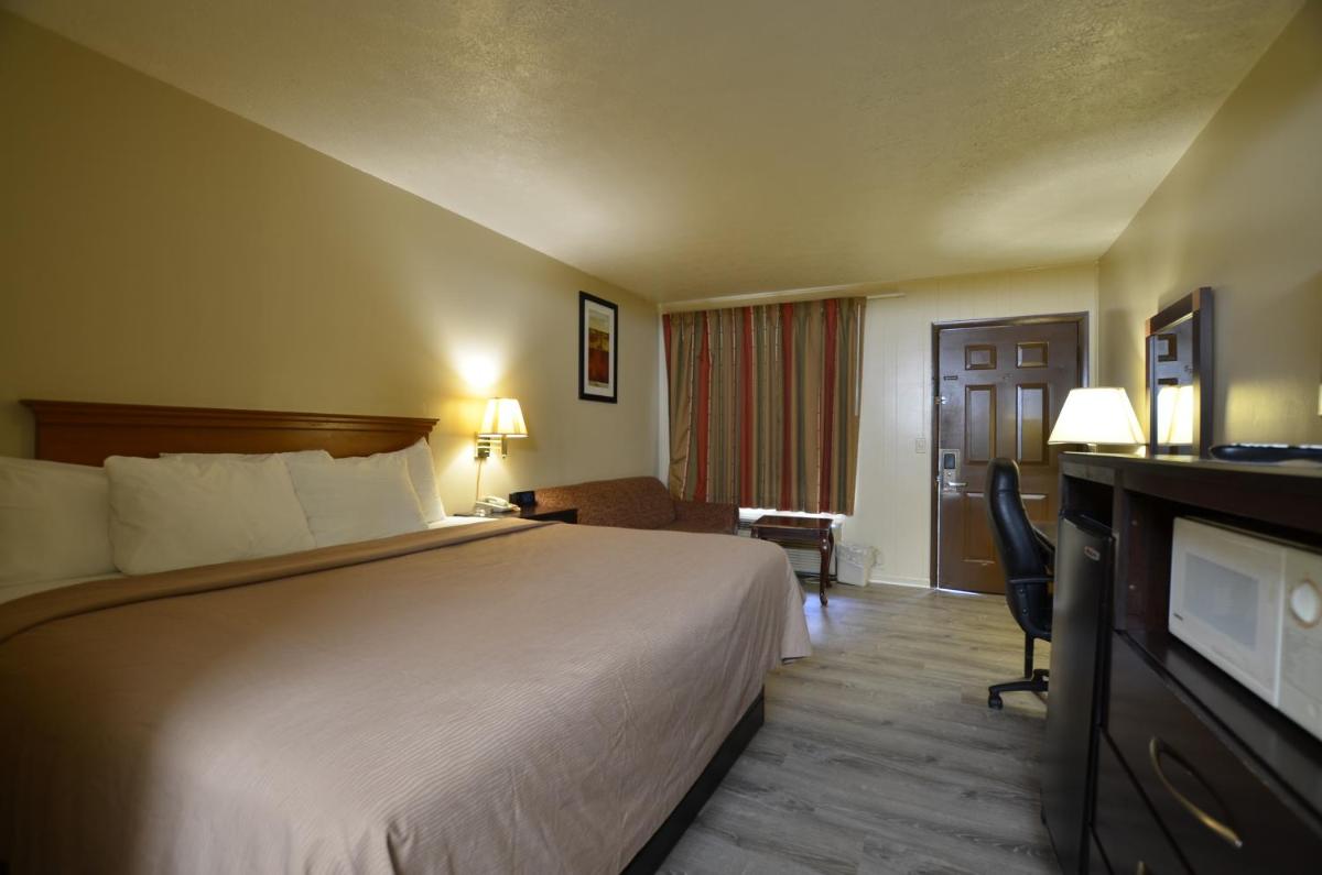 Travelowes Motel - Maggie Valley - image 3
