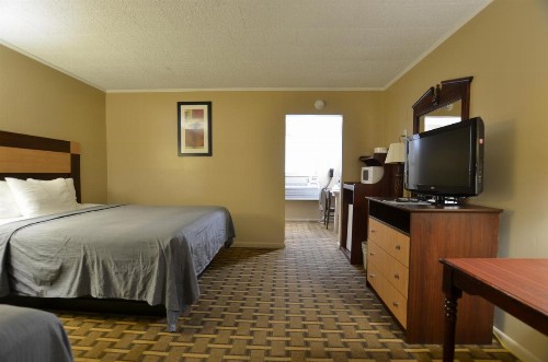 Travelowes Motel - Maggie Valley - image 30