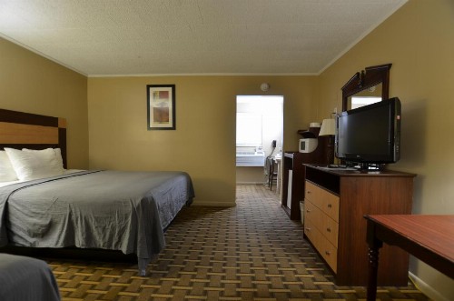 Travelowes Motel - Maggie Valley - image 31