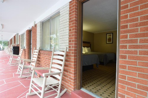Travelowes Motel - Maggie Valley - image 35