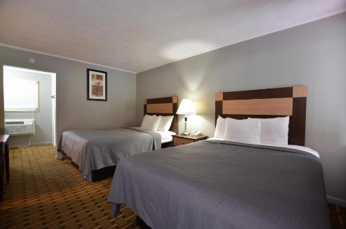 Travelowes Motel - Maggie Valley - image 37