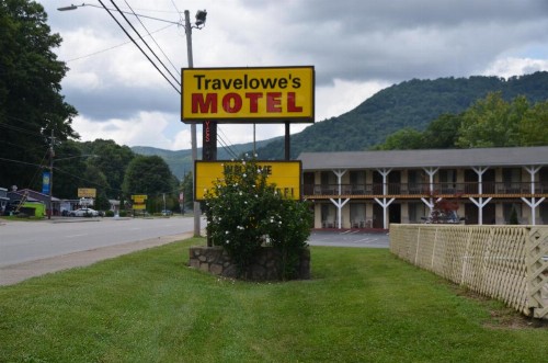 Travelowes Motel - Maggie Valley - image 4