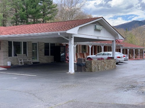 Travelowes Motel - Maggie Valley - image 46