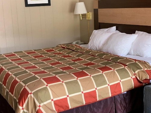 Travelowes Motel - Maggie Valley - image 49