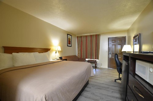 Travelowes Motel - Maggie Valley - image 7