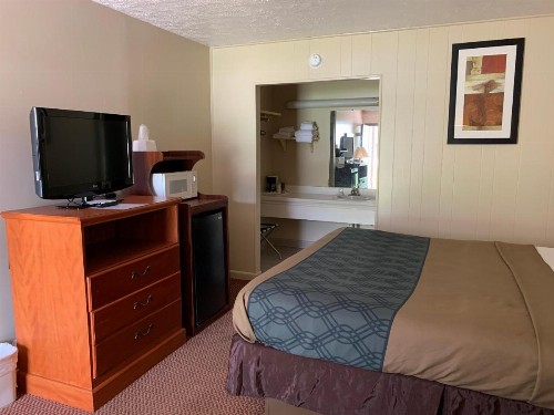 Travelowes Motel - Maggie Valley - image 8