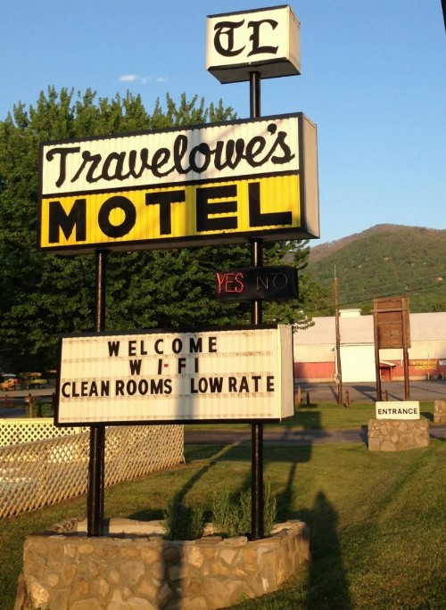 Travelowes Motel - Maggie Valley - image 9