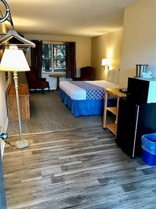 Four Seasons Inn - image 11