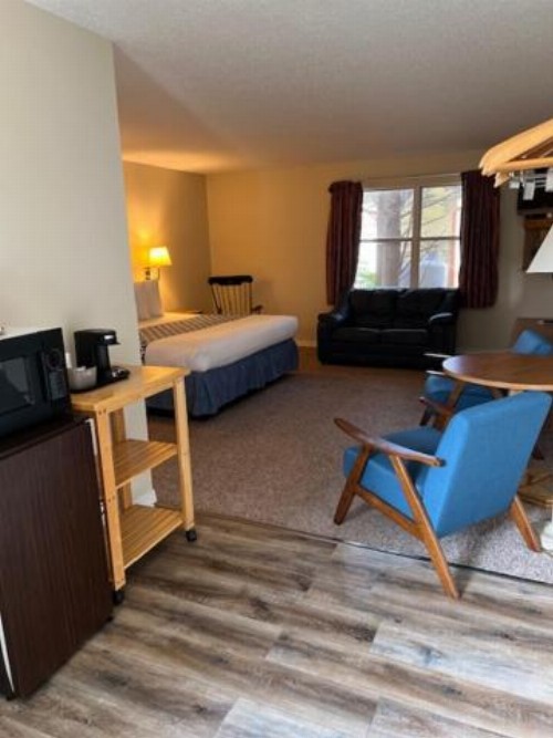 Four Seasons Inn - image 14