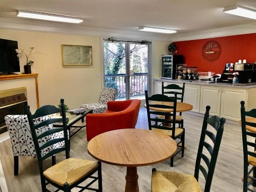 Four Seasons Inn - image 15