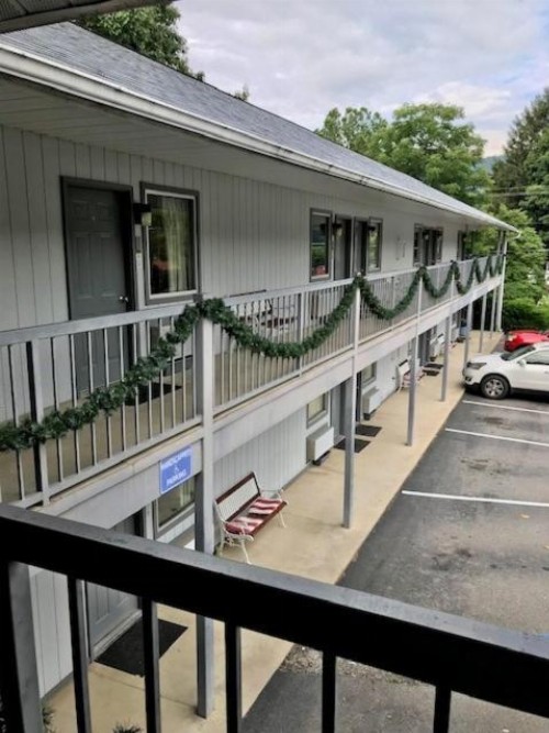 Four Seasons Inn - image 17