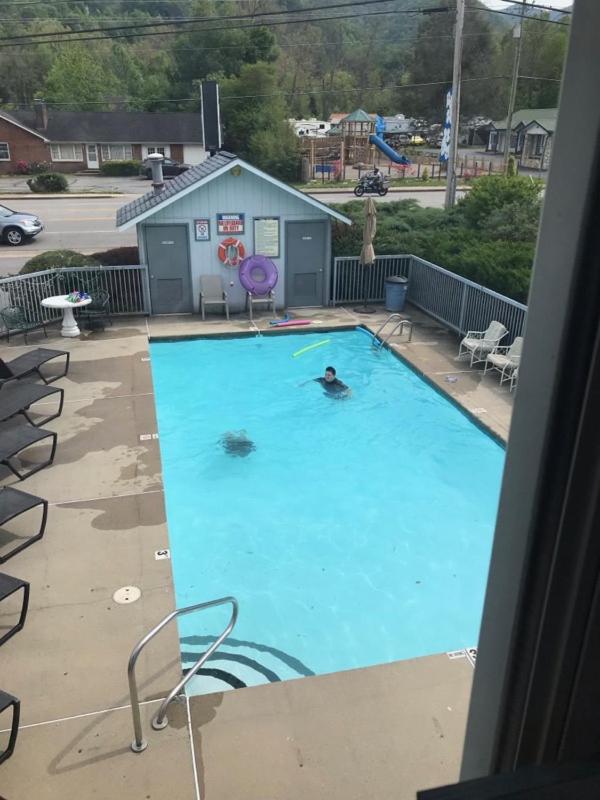 Four Seasons Inn - image 6