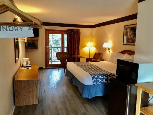 Four Seasons Inn - image 7