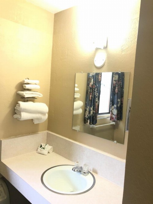 Laurel Park Inn - image 16