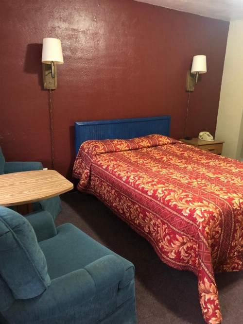 Laurel Park Inn - image 21