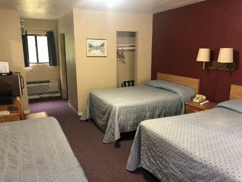 Laurel Park Inn - image 22