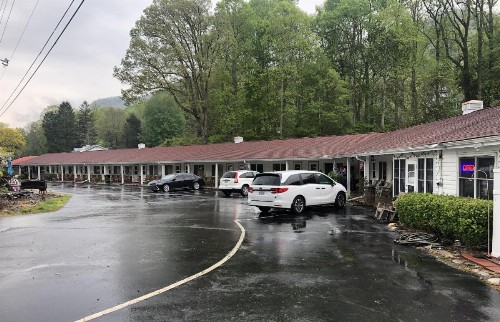 Laurel Park Inn - image 33