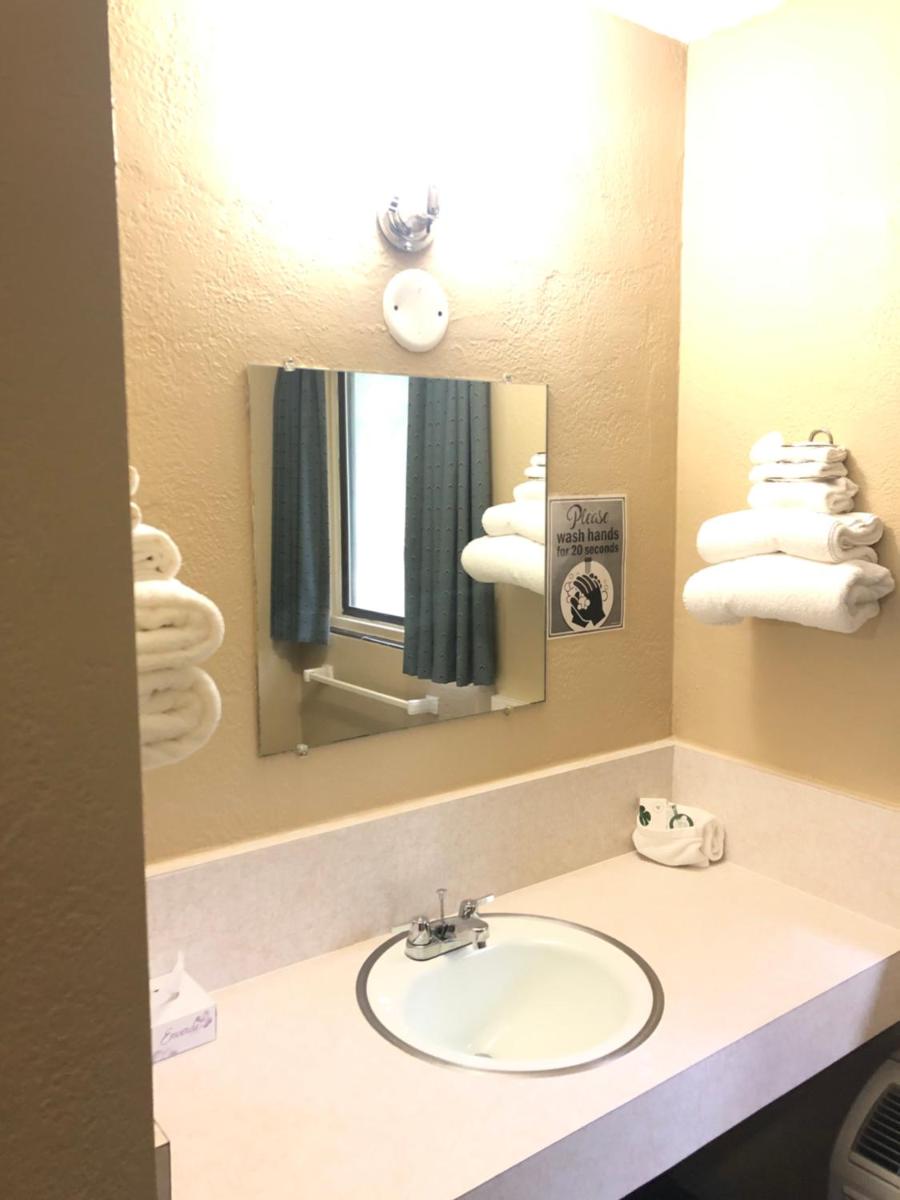 Laurel Park Inn - image 7
