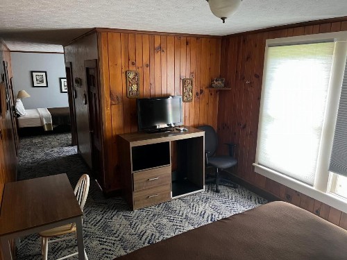 Smoky Falls Lodge - image 6