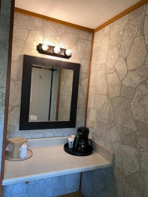 Stony Creek Motel - image 38