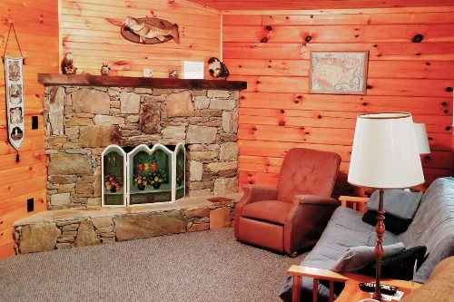 Tanglewood Motel and Log Cabins - image 10