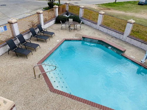 Magnolia Inn and Suites - image 10