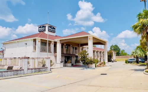 Magnolia Inn and Suites - image 2