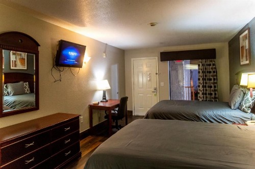 Magnolia Inn and Suites - image 20