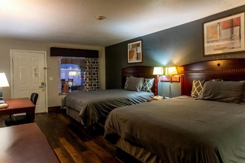 Magnolia Inn and Suites - image 22