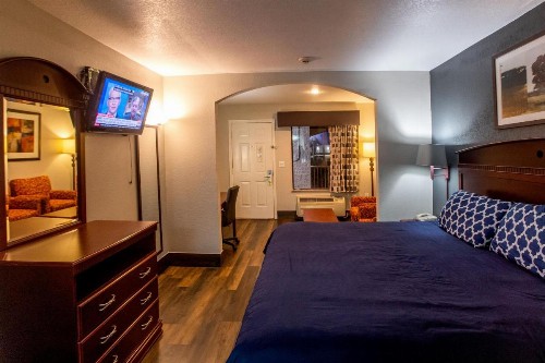 Magnolia Inn and Suites - image 24