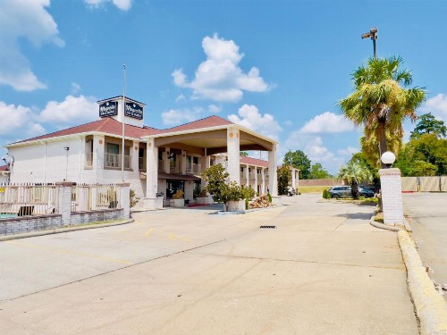 Magnolia Inn and Suites - image 25