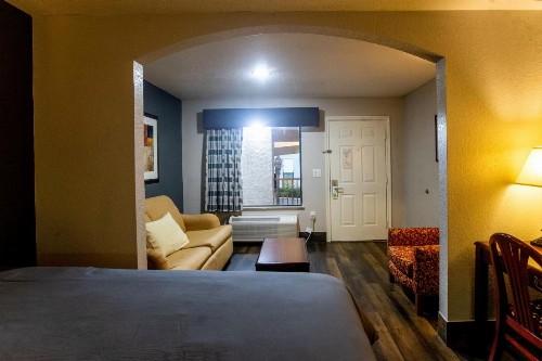 Magnolia Inn and Suites - image 26