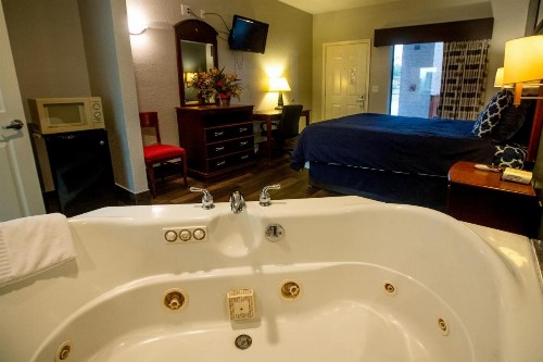 Magnolia Inn and Suites - image 27