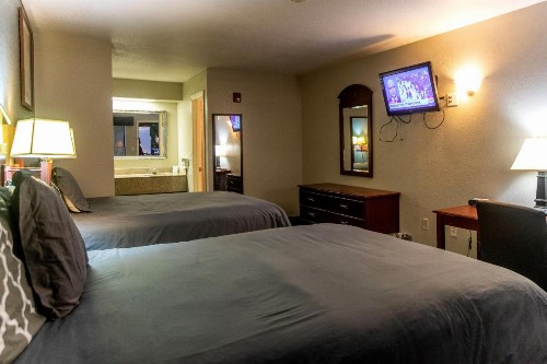Magnolia Inn and Suites - image 28