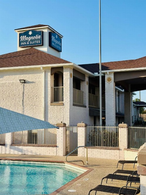 Magnolia Inn and Suites - image 3