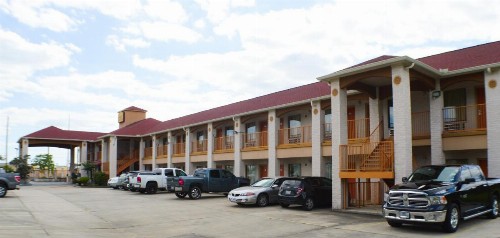 Magnolia Inn and Suites - image 31