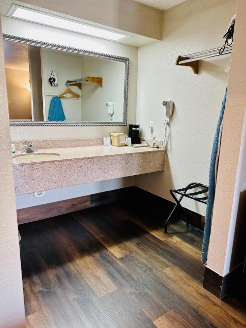 Magnolia Inn and Suites - image 32
