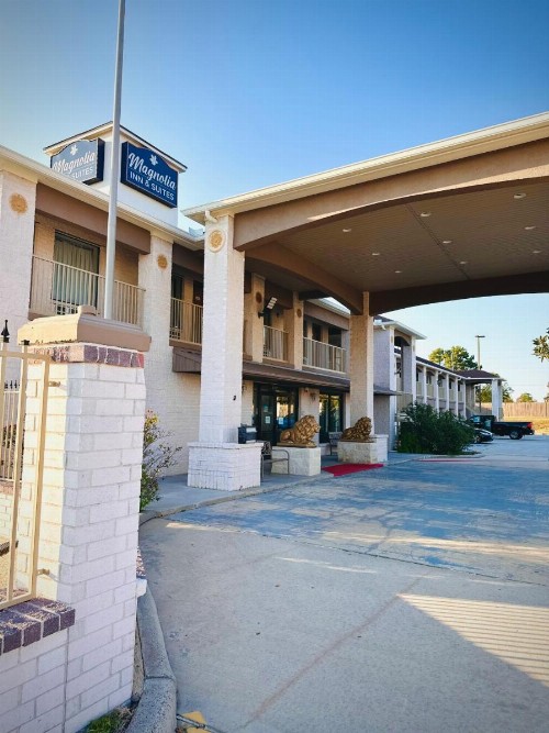 Magnolia Inn and Suites - image 41