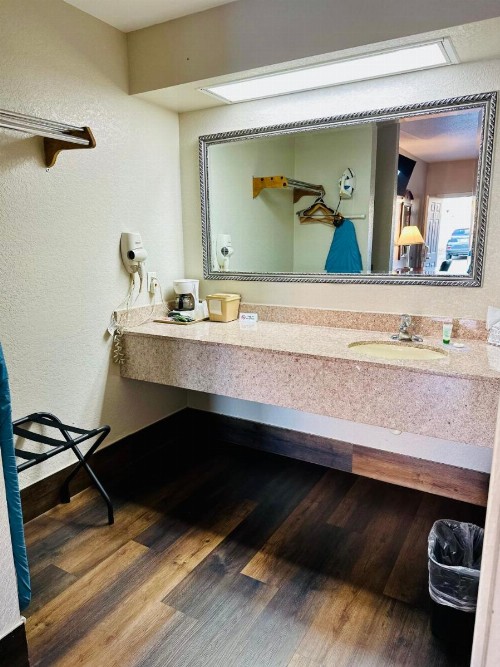 Magnolia Inn and Suites - image 42