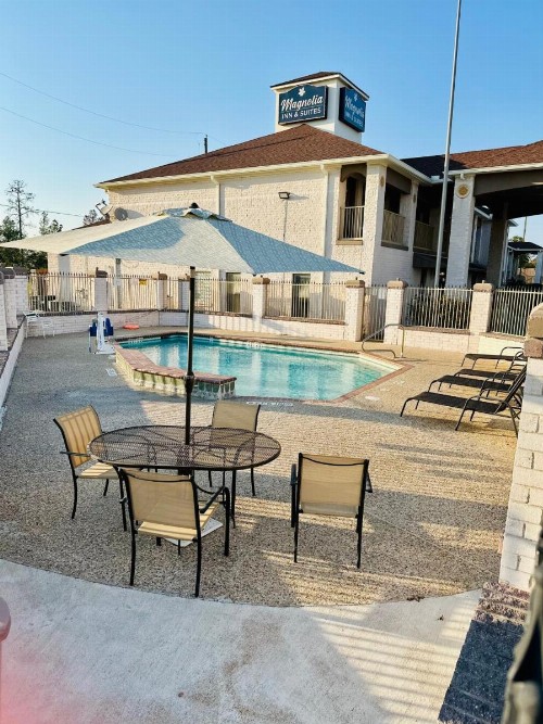 Magnolia Inn and Suites - image 43