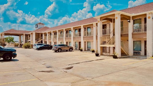 Magnolia Inn and Suites - image 5