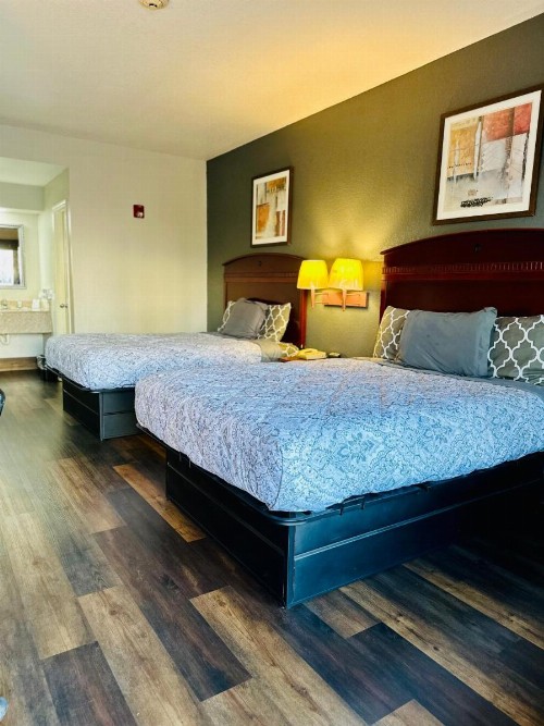 Magnolia Inn and Suites - image 7