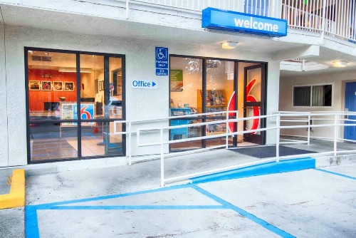 Motel 6-Mammoth Lakes CA - image 14
