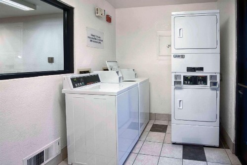 Motel 6-Mammoth Lakes CA - image 2