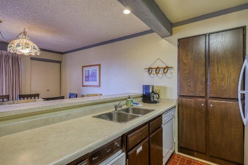 Mammoth Ski & Racquet 124 - image 5