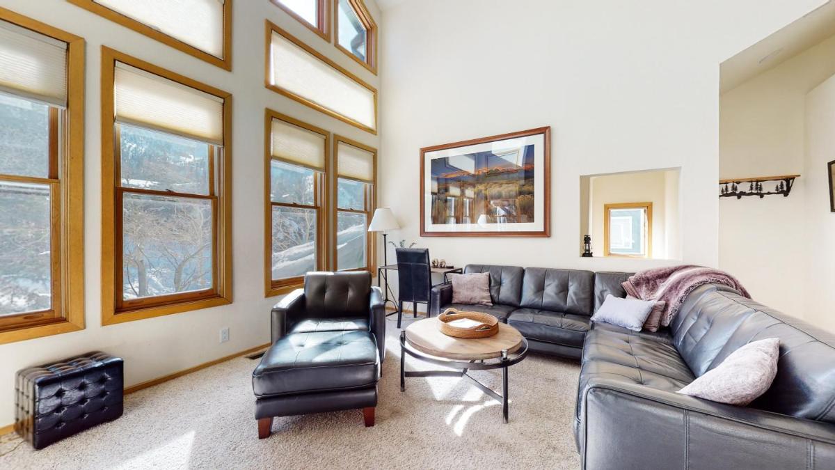 Snowcreek 880 Condo - image 2