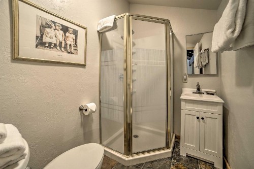 Mammoth Lakes Condo with Pool and Spa - Near Shuttle! - image 10